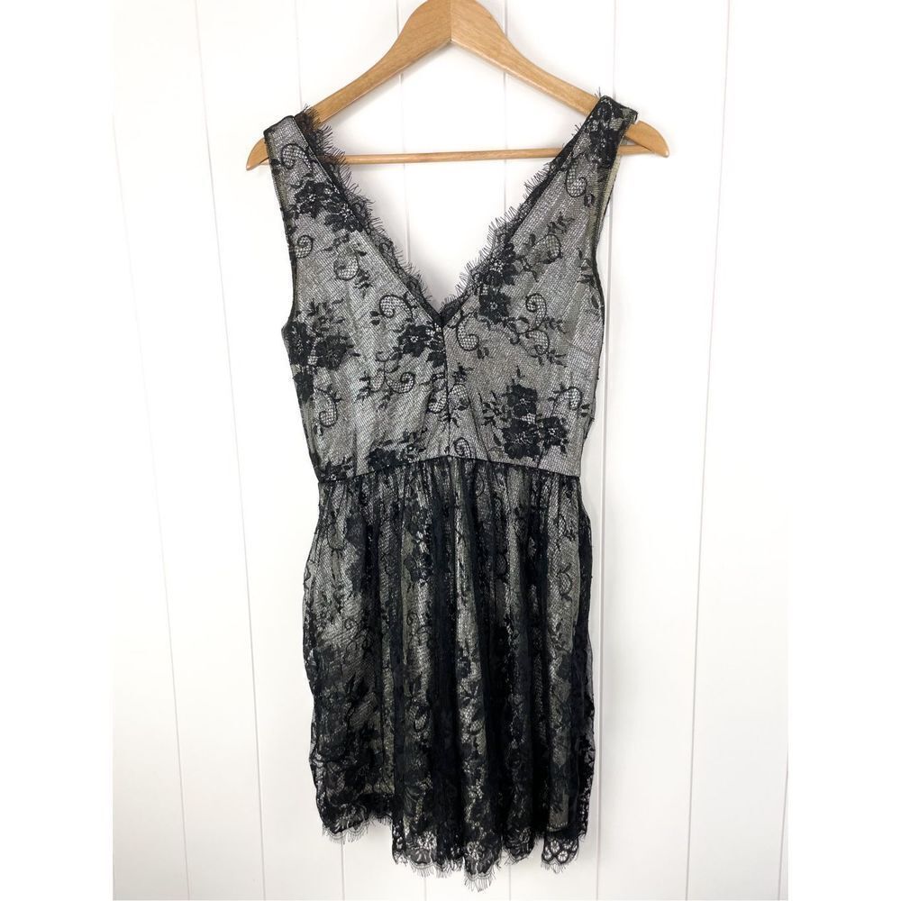 Francesca’s dee elly Silver foil & Black Lace Plunge/V-Neck Midi Dress S‎